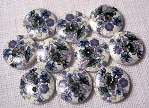 Réf 15/105 - BOUTON BOIS ROND ** 15 mm ** Qté x6 ou x10 - FLEUR Pensée bleue - Picture 1 of 1