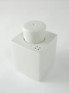 Pfeffer- und Salzstreuer ineinander Porzellan weiß japanisches Design NEU - Bild 1 von 4