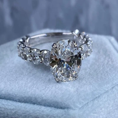 Anillo de compromiso halo oculto de moissanita de corte ovalado de 3,66 quilates enchapado en oro blanco de 14 quilates Foto 1 de 4