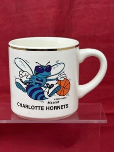 Taza de café de colección Charlotte Hornets NBA baloncesto mascota Hugo Hornet borde dorado - Imagen 1 de 8