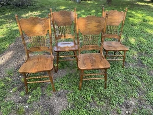 Set of 4 Vintage Amish Oak Country Pressed Back Spindle Chairs - Picture 1 of 3