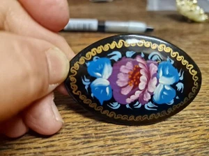 Spilla Legno laccata Dipinta Fiori Cm. 6x4  Brooch Broche vintage  (V3) ^ - Imagen 1 de 2