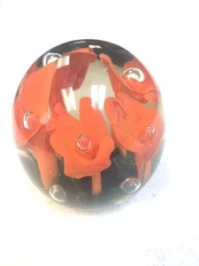 Peso de papel de vidrio floral St Clair naranja - Imagen 1 de 1