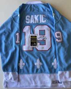 Camiseta deportiva autografiada de Joe Sakic Quebec Nordiques con inscripción “HOF 12” CERTIFICADO DE AUTENTICIDAD JSA - Imagen 1 de 3