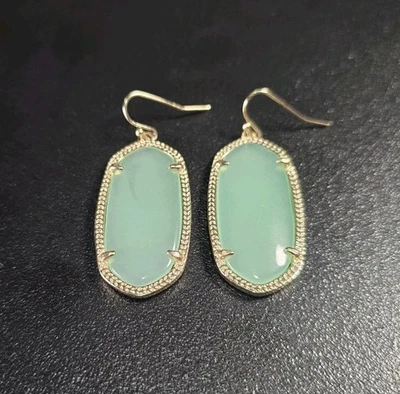 Pendientes colgantes de piedra calcedonia con placa de oro amarillo Kendra Scott Elle Foto 1 de 4