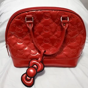 Bolso de mano extra grande en relieve rojo LoungeFly X Sanrio Hello Kitty - Imagen 1 de 14