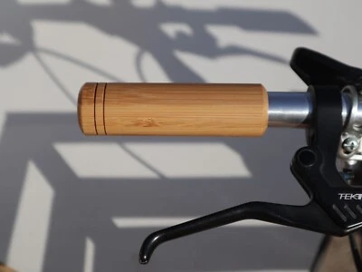 Empuñaduras para bicicleta de bambú y madera Foto 1 de 2