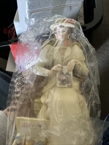 Avon 2011 Vintage Mrs Albee Award Presidents Club Award Porcelain Figure - Picture 1 of 2