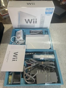 CONSOLE NINTENDO WII SYSTEM TELECOMANDO NUNCHUK CONTROLLER COLLEGAMENTI CON SCATOLA NES HQ - Foto 1 di 1