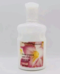Loción corporal clásica original Bath & Body Works Pleasures Sheer Freesia 8 fl oz - Imagen 1 de 5