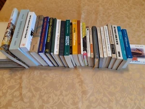 Lotto 26 libri romanzi + argomenti vari - Foto 1 di 9