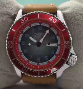 Beautiful INVICTA Diver Automatic Rotating Bezel Gray Dial Leather Band Watch - Picture 1 of 8