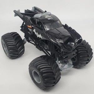 Hot Wheels Monster Jam Batmobile 1:64 Cerchi/Base Cromati Ottime Condizioni Spedizione Veloce - Foto 1 di 7