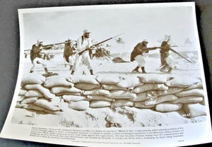 Foto fija de Gene Hackman, Terence Hill protagonizan 1977 "March or Die". - Imagen 1 de 3