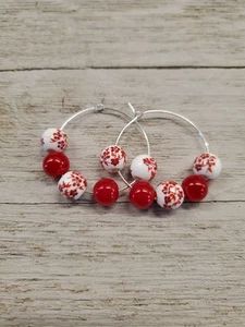 Adorables pendientes de aro con cuentas florales rojas - Imagen 1 de 1