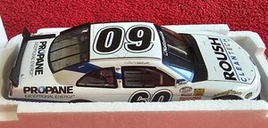 Carl Edwards 2011 #60 Ford Mustang Roush Clean Tech Lionel 1/24 NASCAR 132/1065 - Foto 1 di 5