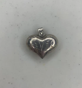 Colgante de corazón de plata de ley estampado "925" usado con diseño de ala grabado - 3,2 g - Imagen 1 de 12