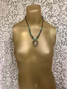"Colgante grande acrílico transparente en forma de corazón con astillas turquesa de J Love Jewelry 21" - Imagen 1 de 7