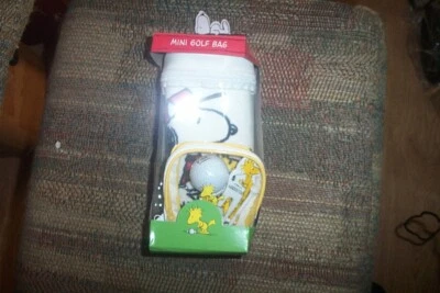 BRAND NEW Peanuts Snoopy / Woodstock mini golf bag ball,tees,towel,divot tool