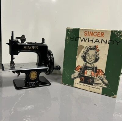 Vintage 1950s Singer Sewhandy Child’s Sewing Machine Model No. 20 Original Box - Image 1 of 4