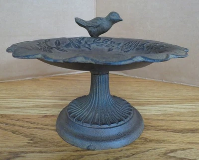 Mesa de baño vintage de hierro fundido de metal para pájaros rústica de 7,5” por 4” ornamentada Foto 1 de 4