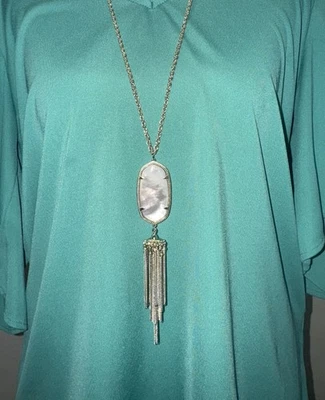 "Collar de borla larga Kendra Scott Rayne | Madreperla, tono dorado, 32"" + 2""" Foto 1 de 4