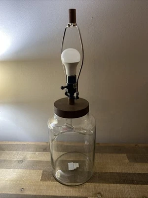 Lámpara de mesa moderna tarro de vidrio transparente con base de tapa de madera | Estilo minimalista rústico Foto 1 de 4