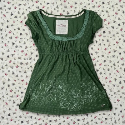 Hollister Top Babydoll Floral Verde con Bordado Verde en el Escote Pequeño Foto 1 de 3