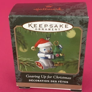 Hallmark Ornament Gearing Up For Christmas 2001 Miniatur - Elfbot hat seinen Baum - Bild 1 von 2