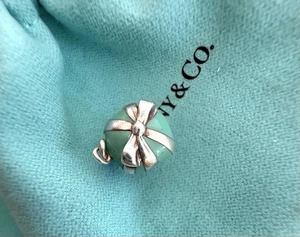 Tiffany & Co. Sterlingsilber blaue Emaille Cupcake Charm mit geschliffener Schleife - Bild 1 von 5