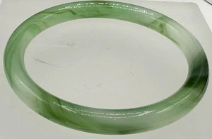 VINTAGE ESTATE GREEN JADE JADEITE OR ART GLASS CLASSIC BANGLE BRACELET NK - Picture 1 of 10