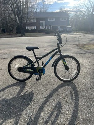 Bicicleta de montaña GT de 20 pulgadas y 7 velocidades para niños negra, azul y amarilla Foto 1 de 4