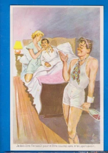 Comic Homosexuell betrunken Cuckold Ehemann Frau mit Liebhaber im Bett Vintage Postkarte 50er - Bild 1 von 2