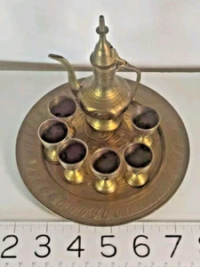 Set da tè vintage miniatura ottone turco arabo Dallah 6 tazze calici teiera e vassoio - Foto 1 di 19
