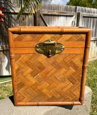 COFRE CHINOISERIE TEJIDO MIMBRE RATÁN DE COLECCIÓN, ALMACENAMIENTO DE HARDWARE DE LATÓN MCM 14X12X6 Foto 1 de 4