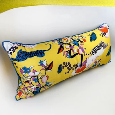 DVF para travesseiro lombar bordado Target Charlotte's Garden Diane Von Furstenberg - Imagem 1 de 4