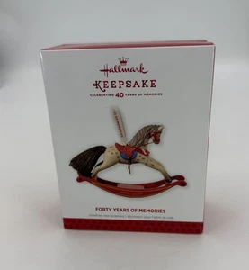 2013 Hallmark Andenken Ornament 40 Jahre Erinnerungen Schaukelpferd - Bild 1 von 1