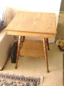 Antique 1930-1940 Oak/Walnut Top And Spooled Legged End Table