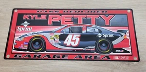 Letrero de área de garaje Kyle Petty #45 pase requerido hombre cueva vintage - Imagen 1 de 4