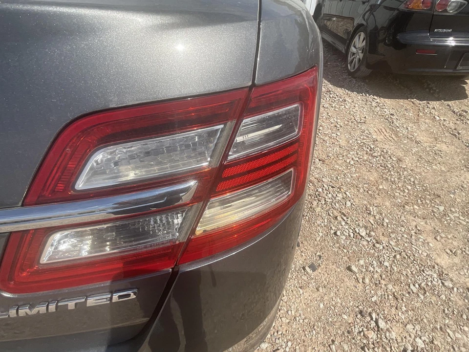 Conjunto de luz trasera derecha usado se adapta a: Ford Taurus 2014 sin paquete policial cuarto Foto 1 de 4