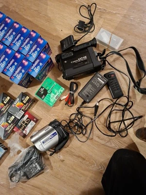 Retro Camcorder Set – Canon UC15 + Sony Handycam + viele neue DVDs & 8mm Tapes - Bild 1 von 4