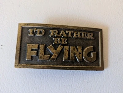 Hebilla de cinturón de latón pesada vintage 1974 Leslie Hebillas "Preferiría estar volando", usada Foto 1 de 4