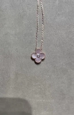 Colgante Van Cleef & Arpels 2025 Vintage Alhambra Holiday Oro Rosa 18K Rosa MOP Foto 1 de 2