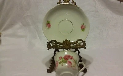 flores antiguas pintadas a mano rosas y rojas con adornos dorados taza y platillos Foto 1 de 4