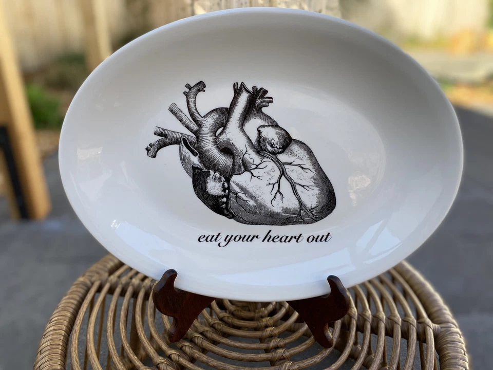 Eat Your Heart Out Oval Plate Black & White 11” Artist Meredith Foto 1 de 4