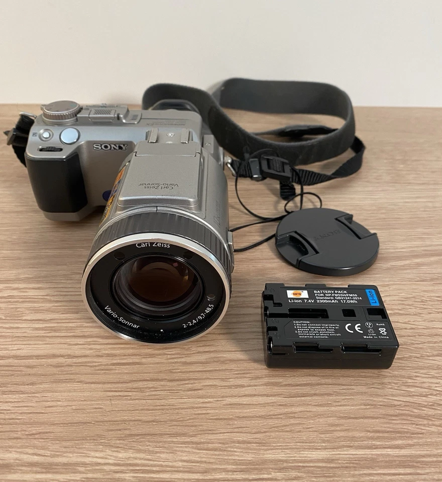 Vintage Sony Cyber-shot DSC-F707 Digital Camera 5MP CCD Night Mode/IR - Tested - Image 1 of 4