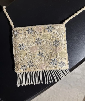 Bolso Bandolera de Noche Marfil Satinado Bordado y Cuentas. Foto 1 de 4