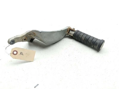 03-17 Victory Vegas Clavija de pie trasero izquierdo pasajero con soporte de montaje Foto 1 de 4