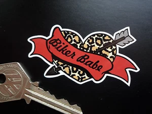 Calcomanía de vinilo BIKER BABE con faja corazón y flecha casco bicicleta pegatina rockabilly - Imagen 1 de 1