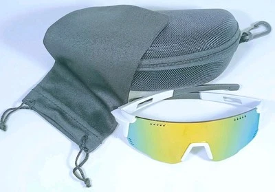 Gafas de sol envolventes protectoras para hombre con marco flexible blanco y lentes amarillas estilo Revo. Foto 1 de 2